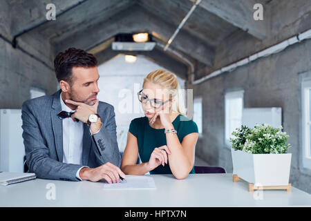 Job Vertragsbedingungen zu erklären. Job Interview Konzept Stockfoto