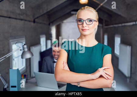 Zuversichtlich Managerin im modernen Büro Stockfoto