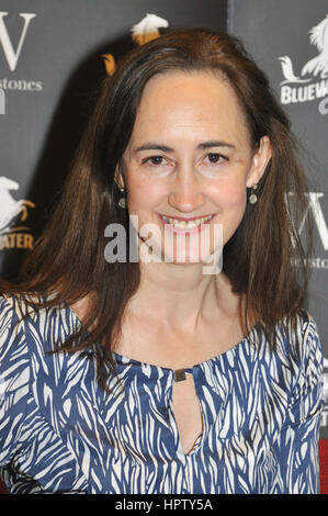 Bluewater, Kent, UK.  18. Februar 2017. Sophie Kinsella (Madeleine Sophie Wickham) bei einer Unterzeichnung von ihr neu buchen "My nicht So perfekte Life" auf Watersto Stockfoto