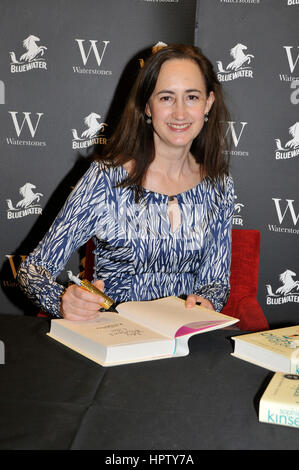 Bluewater, Kent, UK.  18. Februar 2017. Sophie Kinsella (Madeleine Sophie Wickham) bei einer Unterzeichnung von ihr neu buchen "My nicht So perfekte Life" auf Watersto Stockfoto