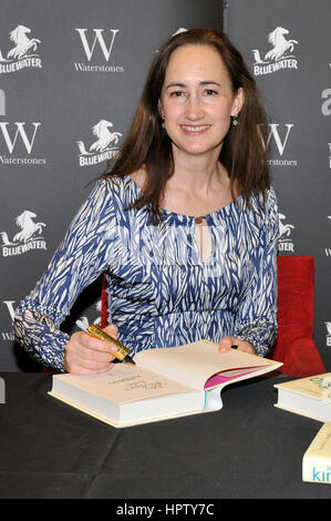 Bluewater, Kent, UK.  18. Februar 2017. Sophie Kinsella (Madeleine Sophie Wickham) bei einer Unterzeichnung von ihr neu buchen "My nicht So perfekte Life" auf Watersto Stockfoto