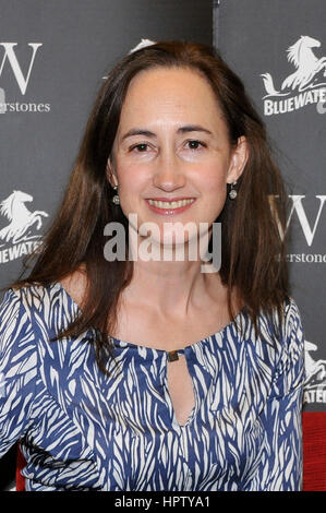 Bluewater, Kent, UK.  18. Februar 2017. Sophie Kinsella (Madeleine Sophie Wickham) bei einer Unterzeichnung von ihr neu buchen "My nicht So perfekte Life" auf Watersto Stockfoto