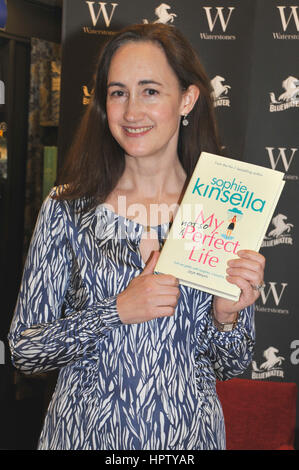 Bluewater, Kent, UK. 18. Februar 2017.  Sophie Kinsella (Madeleine Sophie Wickham) bei einer Unterzeichnung von ihr neu buchen "My nicht So perfekte Life" auf Watersto Stockfoto