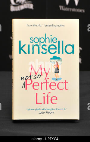 Bluewater, Kent, UK.  18. Februar 2017. Kinsella (Madeleine Sophie Wickham) Buch neues "My nicht So perfekte Life" bei Waterstones, Bluewater Sho Stockfoto