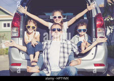 Glückliche Familie, die immer bereit für Roadtrip an einem sonnigen Tag.  Konzept der freundlichen Familie. Stockfoto