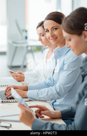 Business-Frauen-Team arbeiten am Schreibtisch mit Laptops und mobile Geräte Stockfoto