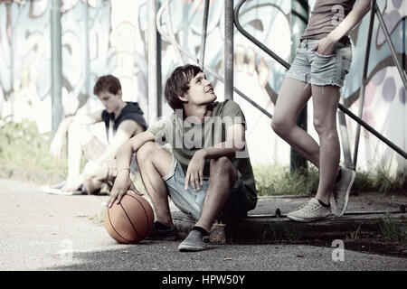 Gruppe von Freunden eine Pause nach Basketball spielen Stockfoto