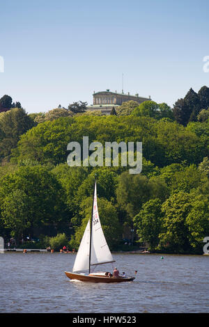 Europa, Deutschland, Ruhr Gebiet, Essen, Segelboot am See Baldeney, Villa Huegel. Stockfoto