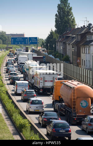 Europa, Deutschland, Essen, Stau auf der Autobahn A 40 in Essen-Frillendorf Stockfoto