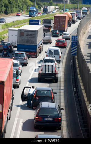 Europa, Deutschland, Essen, Stau auf der Autobahn A 40 in Essen-Frillendorf Stockfoto