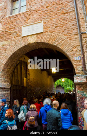 Menschen gehen zu Casa di Giulietta, das Haus der Julia, Verona, Veneto, Italien Stockfoto