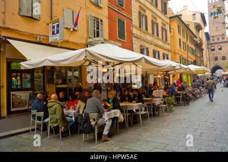 Restaurant-Terrassen, Via Degli Orefici, Bologna, Emilia-Romagna, Italien Stockfoto