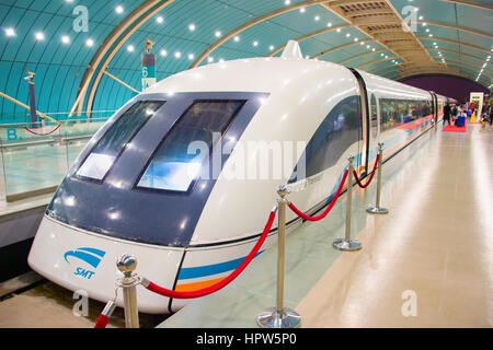 SHANGHAI, CHINA - 26. Dezember 2016: Shanghai Maglev Zug - Transrapid Shanghai. Die Zeile ist die erste kommerziell betriebene Hochgeschwindigkeits-Magnetschwebebahn Stockfoto