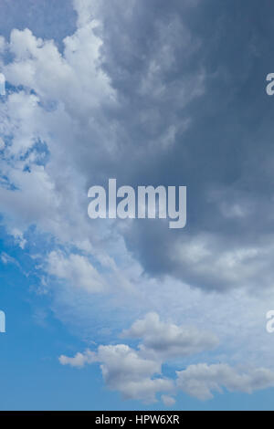 Viele weiße Wolken am blauen Himmel bilden Stockfoto