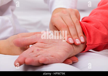 Pflegeperson Überprüfung Patienten Blutdruck Stockfoto