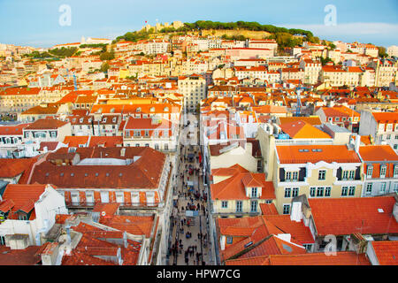 Lissabon-Altstadt mit der Burg auf dem Gipfel eines Hügels. Portugal Stockfoto