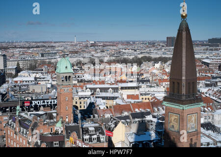 Copenhagen Winter Stadtbild nach Schnee Rathaus Turm Blick Richtung Norden auf Nørrebro entnommen.  Scandic Palace Hotel Turm im Vordergrund. Stockfoto