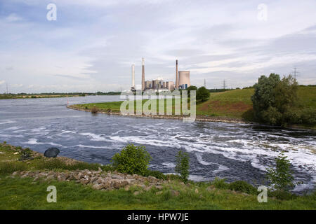 Deutschland, Dinslaken, die Mündung des Flusses Emscher in den Rhein, im Hintergrund das Kraftwerk Voerde. Stockfoto
