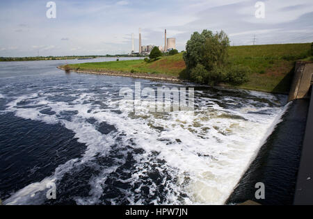 Deutschland, Dinslaken, die Mündung des Flusses Emscher in den Rhein, im Hintergrund das Kraftwerk Voerde. Stockfoto