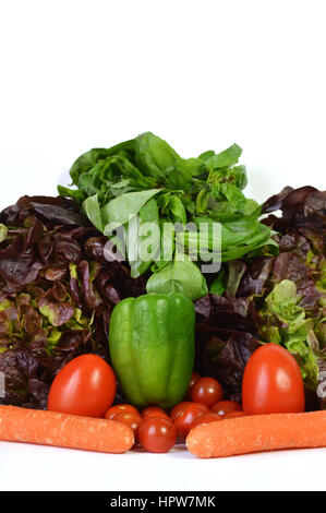 Pflanzlichen Sortimente mit Salat, Tomaten, Karotten, Basilikum. Stockfoto