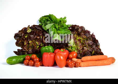 Pflanzlichen Sortimente mit Salat, Tomaten, Karotten, Basilikum, Gurke. Stockfoto