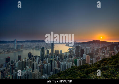 Sonnenaufgang am Morgen, von Lugard Road, Victoria Peak, Hong Kong Stockfoto