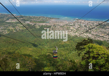 Blickte auf eine Überschrift bunte Seilbahn bis zum Gipfel des Pico Isabel de Torres, ein Berg in Puerto Plata, Dominikanische Republik Stockfoto