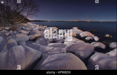 Winternacht am Meer. Nachthimmel voller Sterne Stockfoto