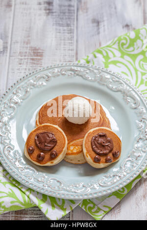 Lustige Häschen Pfannkuchen mit Früchten zu Ostern Frühstück Kinder Stockfoto