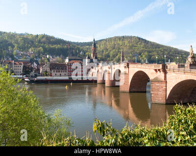 Heidelberg, Deutschland - 20. April 2015: Karl-Theodor-Brücke, ist eines der ältesten in Deutschland bekannt, schon im Jahre 1248, an den Ufern des Neckars Stockfoto