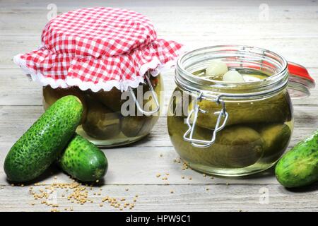 Haus Konserven Gurken auf Holztisch Stockfoto