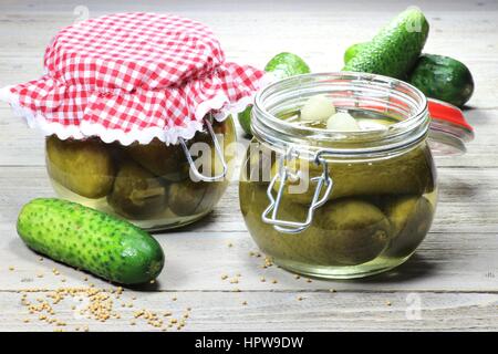 Haus Konserven Gurken auf Holztisch Stockfoto