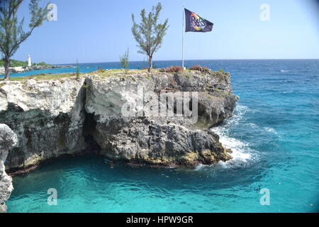 Rick's Cafe, Negril, monrego Bay, Jamaika. Es ist eigentlich eine Bar und ein Restaurant, Herz - Pochender Klippenspringen, cliff Jumper für Geld. Stockfoto