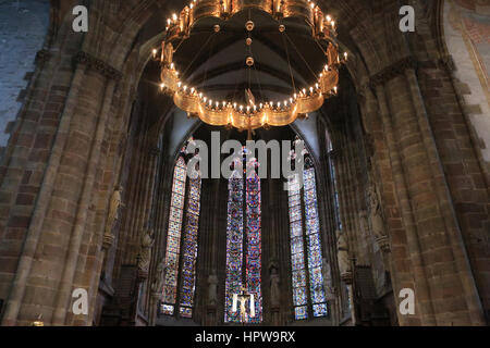 Glasmalerei und Kronleuchter des Kreuzes. Saint-Pierre-et-Saint-Paul-Abtei von Wissembourg. Kirche St. Peter und St. Paul. Wissembourg. Stockfoto