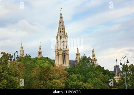 Türme des Rathauses in Wien, Österreich Stockfoto