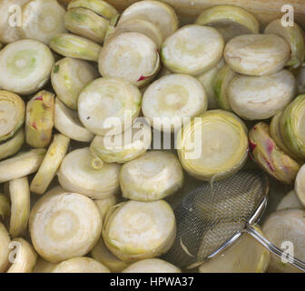 saubere Böden der Artischocken vorbereitet durch Kochen in Wasser gekocht werden bereit Stockfoto