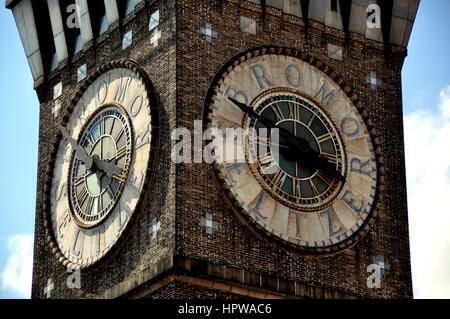 Baltimore, Maryland - 23. Juli 2013: Clockfaces von 1911-Bromo-Seltzer-Kunst-Turm an der Lombard Street Stockfoto