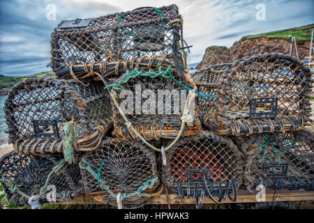 Krabben Sie-Töpfe am Ufer Hope Cove gestapelt. Stockfoto