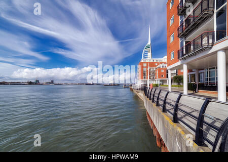 Gunwharf Quays von Portsmouth Harbour Stockfoto