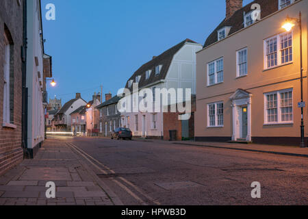 Klassische Suffolk Street mit Charakter-Eigenschaften in der Markt-Stadt Sudbury Stockfoto