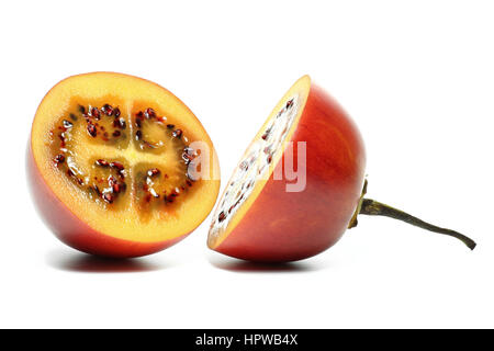 Tamarillo isoliert auf weißem Hintergrund Stockfoto