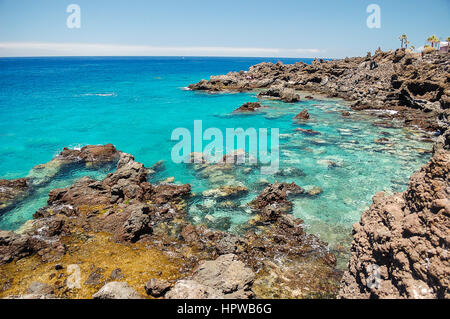 Wunderschöne Türkis Felsenbucht in Playa de San Juan auf Teneriffa, Spanien Stockfoto