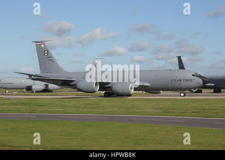 100. ARW KC-135R Stratotanker Rollen auf dem südlichen Taxiway an RAF Mildenhall vorbei an anderen geparkt Tanker von der gleichen Einheit. Stockfoto