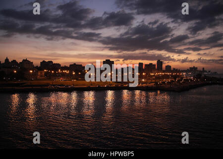 Schöne Skyline der Innenstadt von Havanna an Sonnenuntergang, Kuba, Karibik. Stockfoto