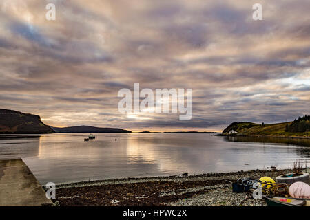 Blick west nordwestlich von Stein Slipway, Isle Of Skye, mit dem nahenden Oktober Sonnenuntergang von den Wolken reflektiert. Stockfoto