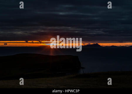 Sonnenuntergang von Trumpan, auf der Halbinsel Waternish, Isle Of Skye, mit Blick auf den westlichen Inseln, Oktober 2016 Stockfoto