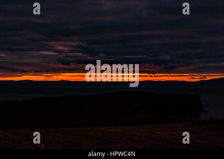 Sonnenuntergang von Trumpan, auf der Halbinsel Waternish, Isle Of Skye, mit Blick auf den westlichen Inseln, Oktober 2016 Stockfoto