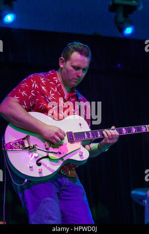 Darrel Higham, englischer Musiker, Ehemann und Lead-Gitarrist mit Imelda kann führt beim Bluesfest. Higham ist bekannt als ein Rockabilly-Gitarrist. Stockfoto