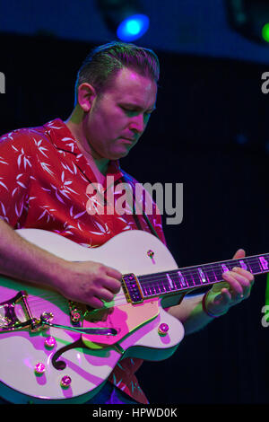 Darrel Higham, englischer Musiker, Ehemann und Lead-Gitarrist mit Imelda kann führt beim Bluesfest. Higham ist bekannt als ein Rockabilly-Gitarrist. Stockfoto