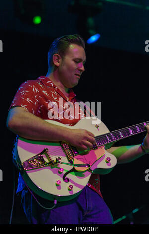 Darrel Higham, englischer Musiker, Ehemann und Lead-Gitarrist mit Imelda kann führt beim Bluesfest. Higham ist bekannt als ein Rockabilly-Gitarrist. Stockfoto